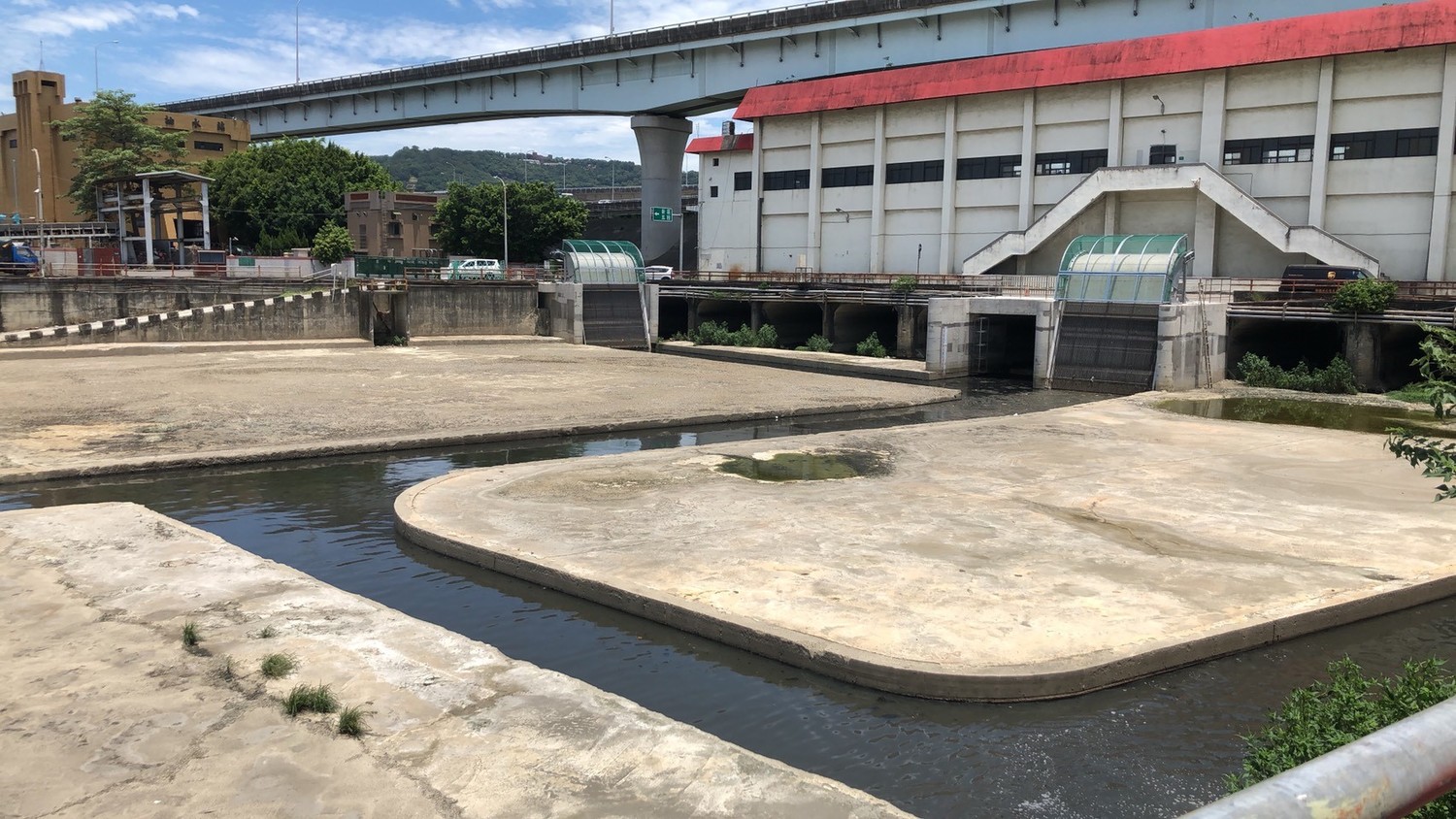 中港大排完工後水流順暢(新設2台抽水機及撈污機、引水渠道 圖:新北市水利局提供 中港大排完工後水流順暢(新設2台抽水機及撈污機、引水渠道 圖:新北市水利局提供