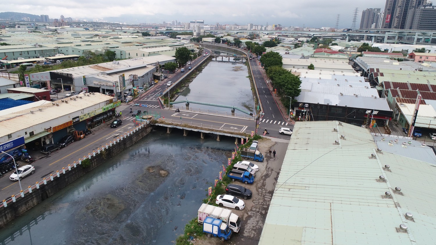 貴子坑溪施工前流速緩慢充斥惡臭 圖:新北市水利局提供 貴子坑溪施工前流速緩慢充斥惡臭 圖:新北市水利局提供