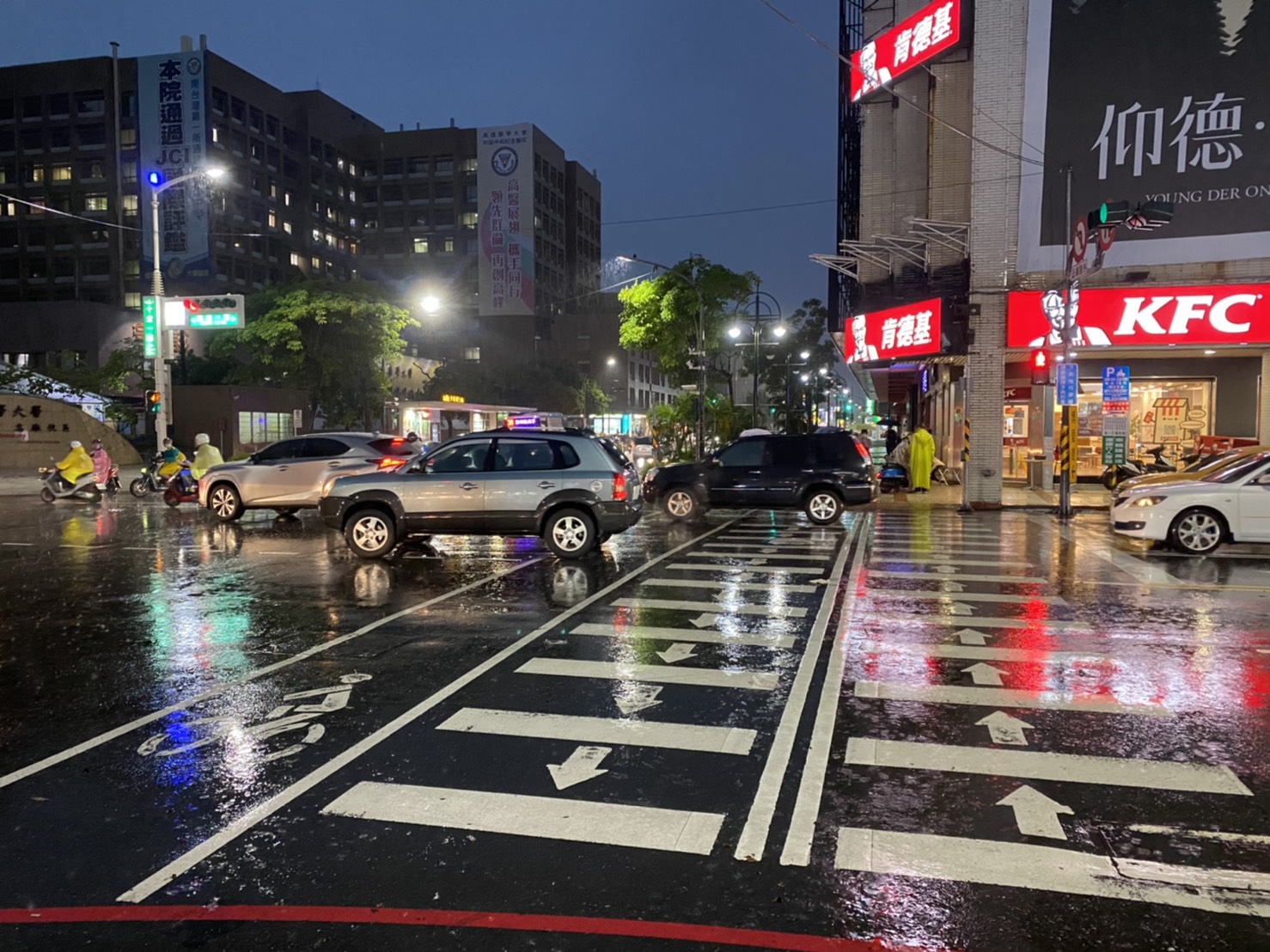 高雄強降雨一小時後退水,交通恢復正常。 圖:高市水利局提供 高雄強降雨一小時後退水,交通恢復正常。 圖:高市水利局提供