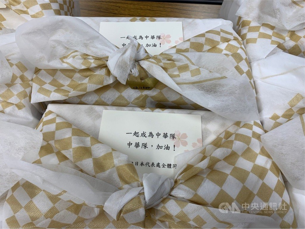 東京奧運23日開幕,中華代表團19日搭華航專機抵日。駐日代表謝長廷接機,疫情期間無法宴客聚餐,謝長廷為團員備妥便當。 圖:中央社提供 東京奧運23日開幕,中華代表團19日搭華航專機抵日。駐日代表謝長廷接機,疫情期間無法宴客聚餐,謝長廷為團員備妥便當。 圖:中央社提供