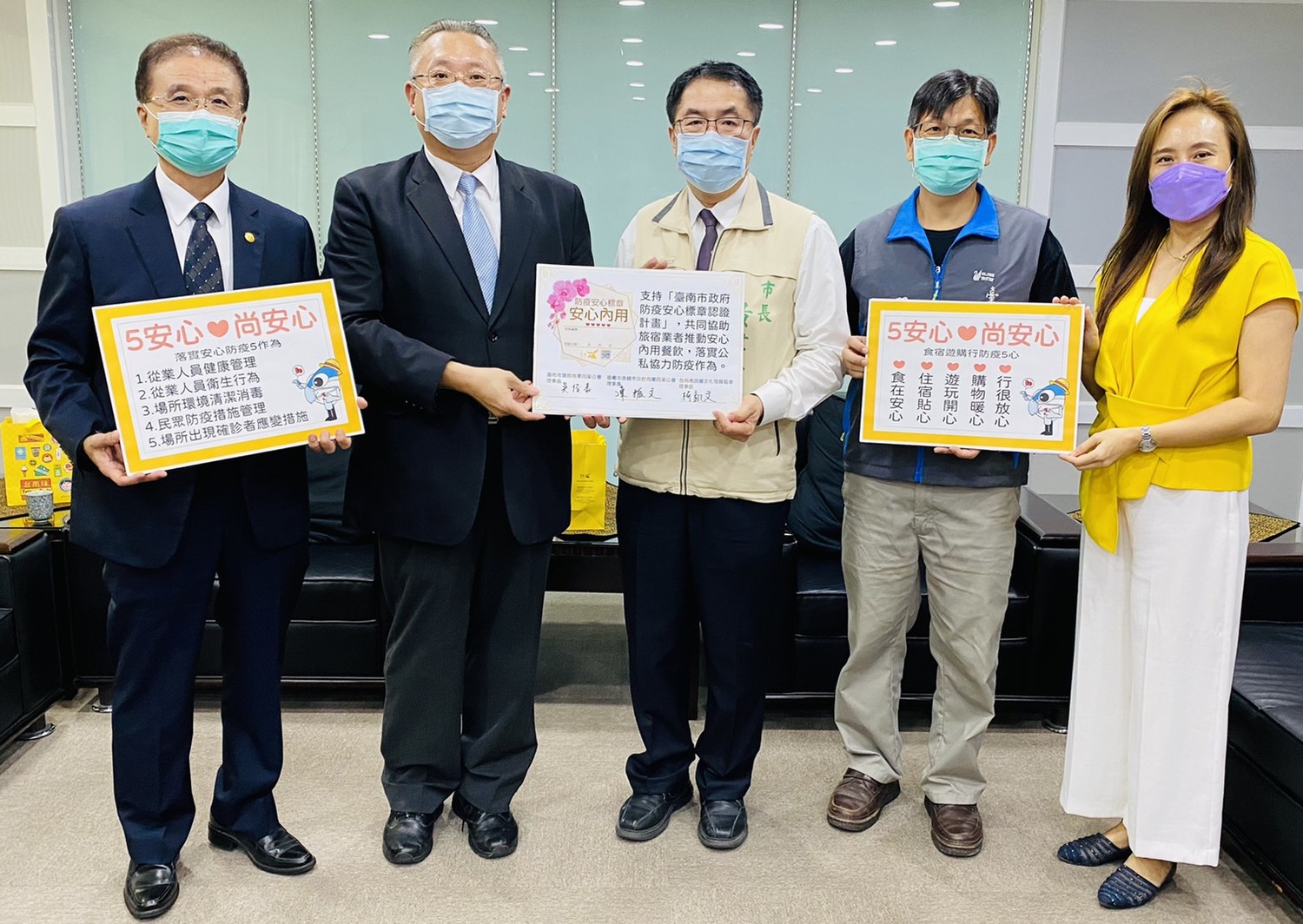 配合微解封措施及7月26日後可能降級,台南市政府觀光旅遊局邀集台南市旅館商業同業公會、台南市直轄市旅館商業同業公會及台南市民宿文化發展協會共同研議,率全國之先首推旅宿業附屬餐飲「防疫安心標章」,簽署支持防疫安心標章認證,共同推動旅宿業附屬餐飲安心內用。 圖:台南市政府提供 配合微解封措施及7月26日後可能降級,台南市政府觀光旅遊局邀集台南市旅館商業同業公會、台南市直轄市旅館商業同業公會及台南市民宿文化發展協會共同研議,率全國之先首推旅宿業附屬餐飲「防疫安心標章」,簽署支持防疫安心標章認證,共同推動旅宿業附屬餐飲安心內用。 圖:台南市政府提供