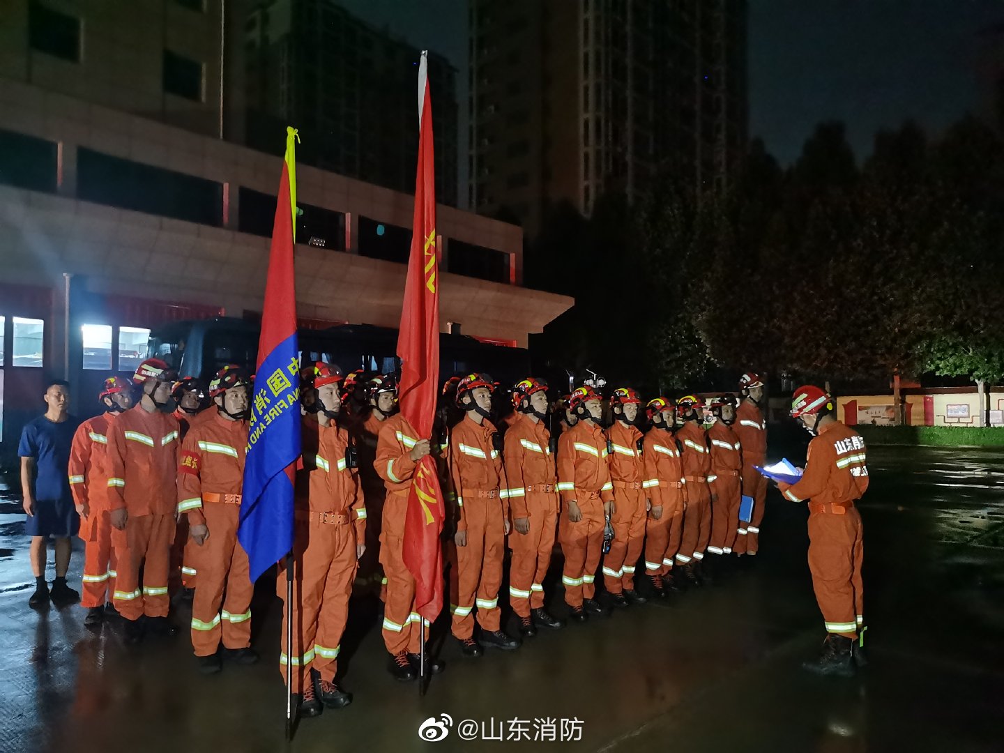 根據新華社報導,針對暴雨引發的災情,應急管理部連夜調派河北、山西、江蘇、安徽、江西、山東、湖北7省的水上救援專業隊伍前往鄭州救災。 圖:翻攝自人民日報臉書 根據新華社報導,針對暴雨引發的災情,應急管理部連夜調派河北、山西、江蘇、安徽、江西、山東、湖北7省的水上救援專業隊伍前往鄭州救災。 圖:翻攝自人民日報臉書