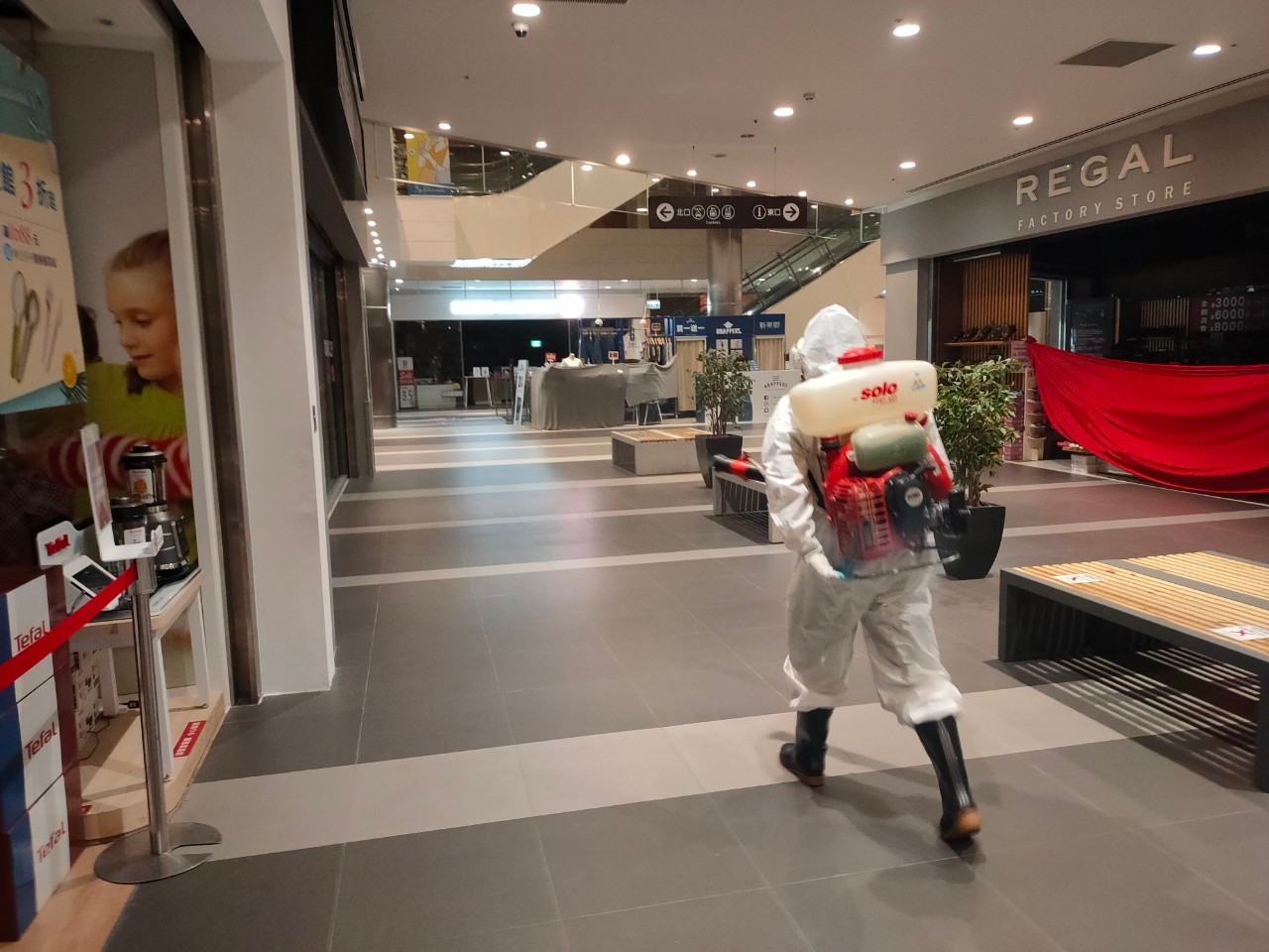 後續三井Outlet將在復業前再次清消,以確保消費者、員工安全 圖:新北市經發局提供 後續三井Outlet將在復業前再次清消,以確保消費者、員工安全 圖:新北市經發局提供