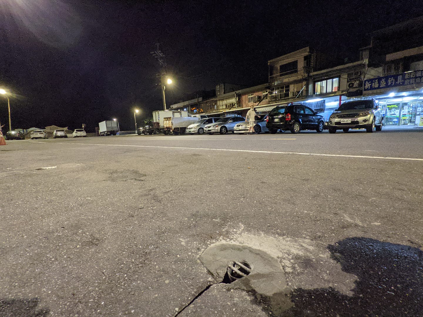 瑞芳區公所20日將馬路上的氣孔封上 圖:翻攝自瑞芳公共論壇 瑞芳區公所20日將馬路上的氣孔封上 圖:翻攝自瑞芳公共論壇