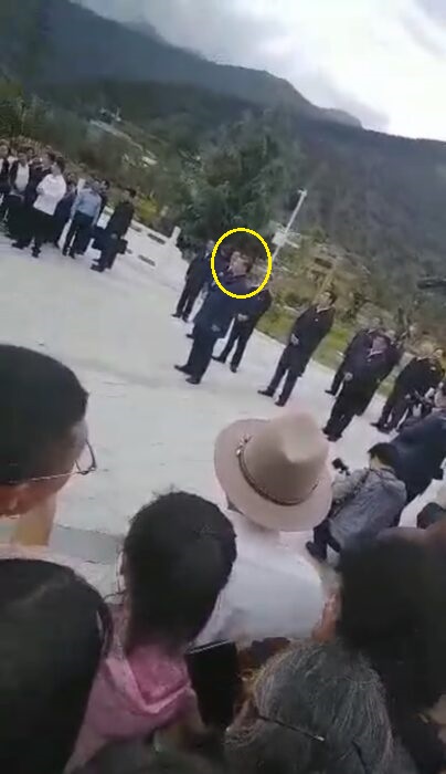 中國領導人習近平(圓圈處)訪問拉薩,在某廣場簡短談話,藏人冒險拍攝外傳。 圖:翻攝自ICT 中國領導人習近平(圓圈處)訪問拉薩,在某廣場簡短談話,藏人冒險拍攝外傳。 圖:翻攝自ICT