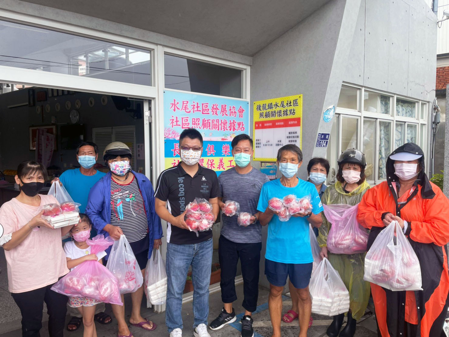 水尾社區持續為長者送餐,並運用在地食材開發了一款粉紅歐式麵包,大獲好評。 中興大學/提供 水尾社區持續為長者送餐,並運用在地食材開發了一款粉紅歐式麵包,大獲好評。 中興大學/提供