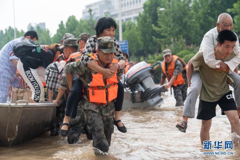 軍警出動救援鄭州受困的居民。 圖 : 翻攝自新華網 軍警出動救援鄭州受困的居民。 圖 : 翻攝自新華網