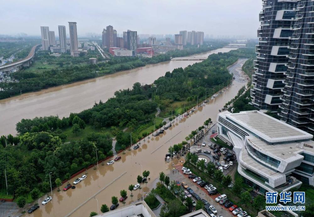 鄭州淹大水,河流潰堤,道路變成支流。 圖 : 翻攝自新華網 鄭州淹大水,河流潰堤,道路變成支流。 圖 : 翻攝自新華網