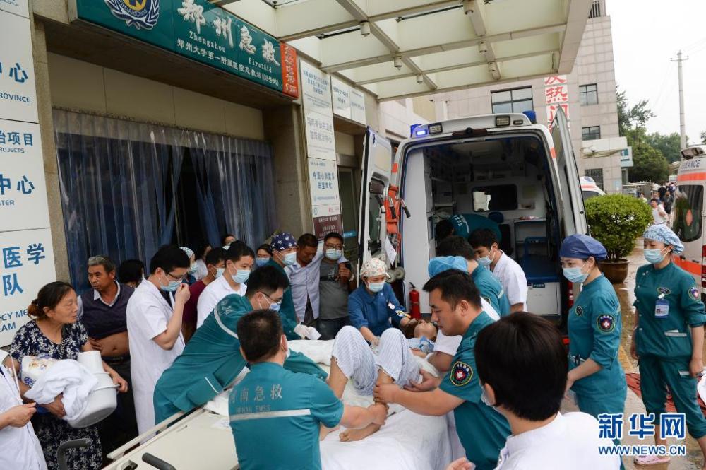 鄭州淹大水,醫院擠滿傷患。 圖 : 翻攝自新華網 鄭州淹大水,醫院擠滿傷患。 圖 : 翻攝自新華網