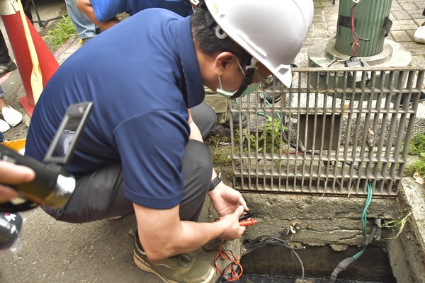 高雄市政府23日上午再度到事發地點再度鑑定路燈。 圖:高雄市政府提供 高雄市政府23日上午再度到事發地點再度鑑定路燈。 圖:高雄市政府提供
