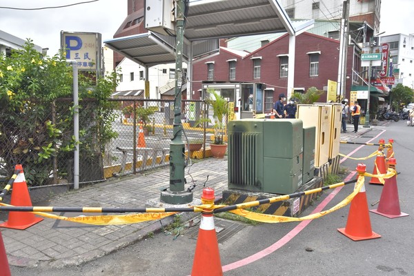 鑑定結果指向因路燈2年前地下纜線故障不亮,後採架空線供電,當時承包商未將原地下纜線抽離。 圖:高雄市政府提供 鑑定結果指向因路燈2年前地下纜線故障不亮,後採架空線供電,當時承包商未將原地下纜線抽離。 圖:高雄市政府提供