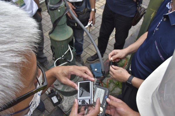 高雄市工務局再度到場鑑定,結果顯示廢棄纜線因大雨積水成導體漏電。 圖:高雄市政府提供 高雄市工務局再度到場鑑定,結果顯示廢棄纜線因大雨積水成導體漏電。 圖:高雄市政府提供