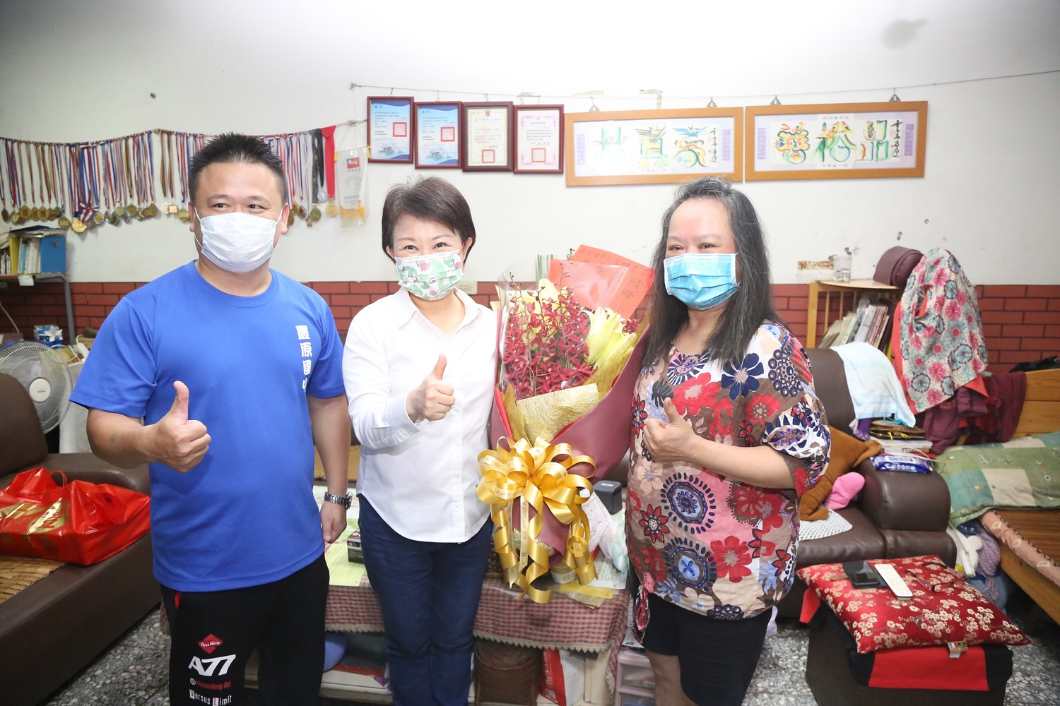 林真豪拿到柔道第七名,台中市長盧秀燕到林家道賀。 台中市政府/提供 林真豪拿到柔道第七名,台中市長盧秀燕到林家道賀。 台中市政府/提供