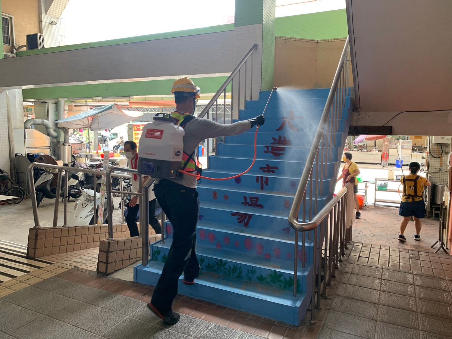 中市環保局安心上工人員協助傳統市場消毒工作。 圖:台中市政府環保局/提供 中市環保局安心上工人員協助傳統市場消毒工作。 圖:台中市政府環保局/提供