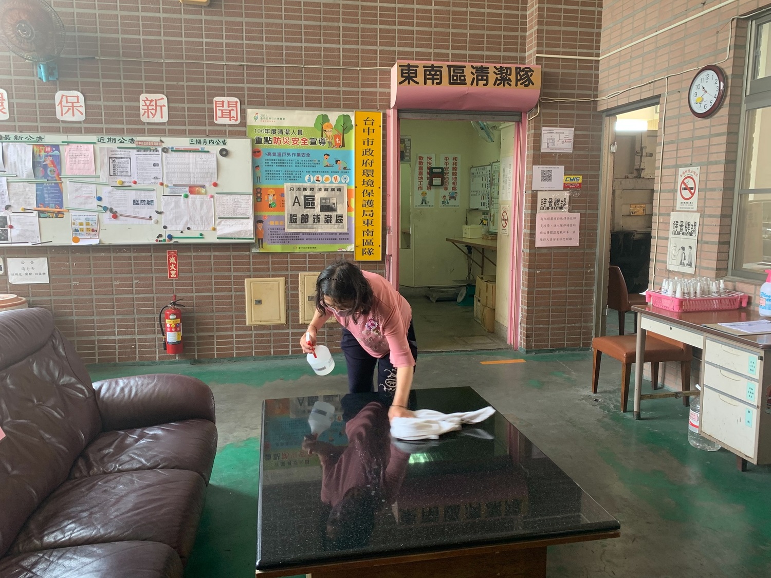 中市環保局安心上工人員協助辦公廳舍清潔消毒。 圖:台中市政府環保局/提供 中市環保局安心上工人員協助辦公廳舍清潔消毒。 圖:台中市政府環保局/提供