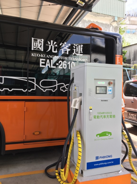 泰山公有市場 - 臺北車站」578路線公車全面汰換為「抗疫2.0」電動公車 圖:新北市交通局提供 泰山公有市場 - 臺北車站」578路線公車全面汰換為「抗疫2.0」電動公車 圖:新北市交通局提供