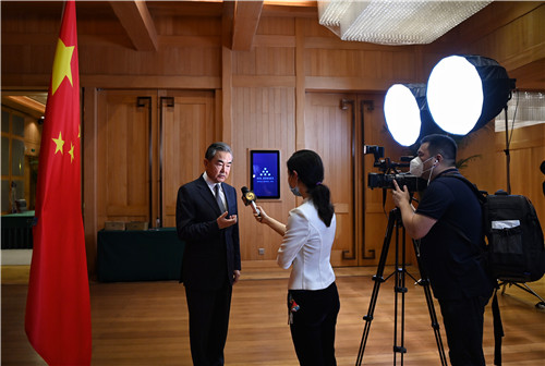 中國外交部長接受訪問時,批評美國不懂得與其他國家平等相處,大言不慚表示要幫美國補課。 圖:翻攝自中國外交部 中國外交部長接受訪問時,批評美國不懂得與其他國家平等相處,大言不慚表示要幫美國補課。 圖:翻攝自中國外交部