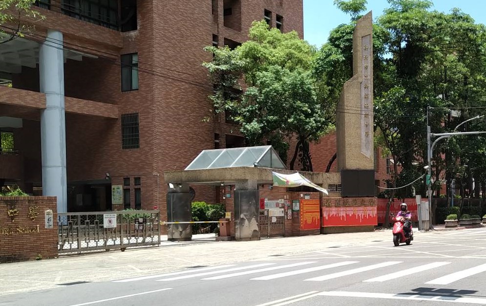 新莊高中開放人行道停放機慢車 圖:新北市交通局提供 新莊高中開放人行道停放機慢車 圖:新北市交通局提供