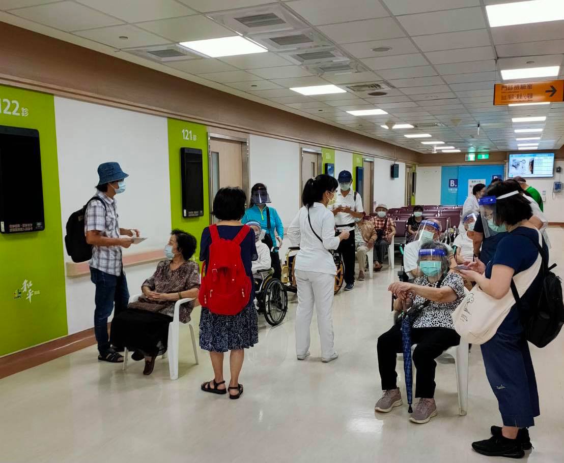 民眾等待施打疫苗。 圖:翻攝自蔡壁如臉書 民眾等待施打疫苗。 圖:翻攝自蔡壁如臉書