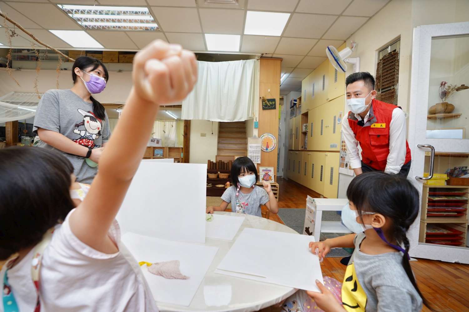 幼兒園復課第一天,清潔用餐隔板。 圖:新竹市政府提供 幼兒園復課第一天,清潔用餐隔板。 圖:新竹市政府提供