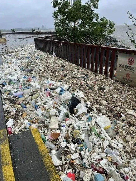 江中大量垃圾被沖上堤岸,親水平台的江堤一夜變成了垃圾堆積場。 圖:翻攝自騰訊網 江中大量垃圾被沖上堤岸,親水平台的江堤一夜變成了垃圾堆積場。 圖:翻攝自騰訊網