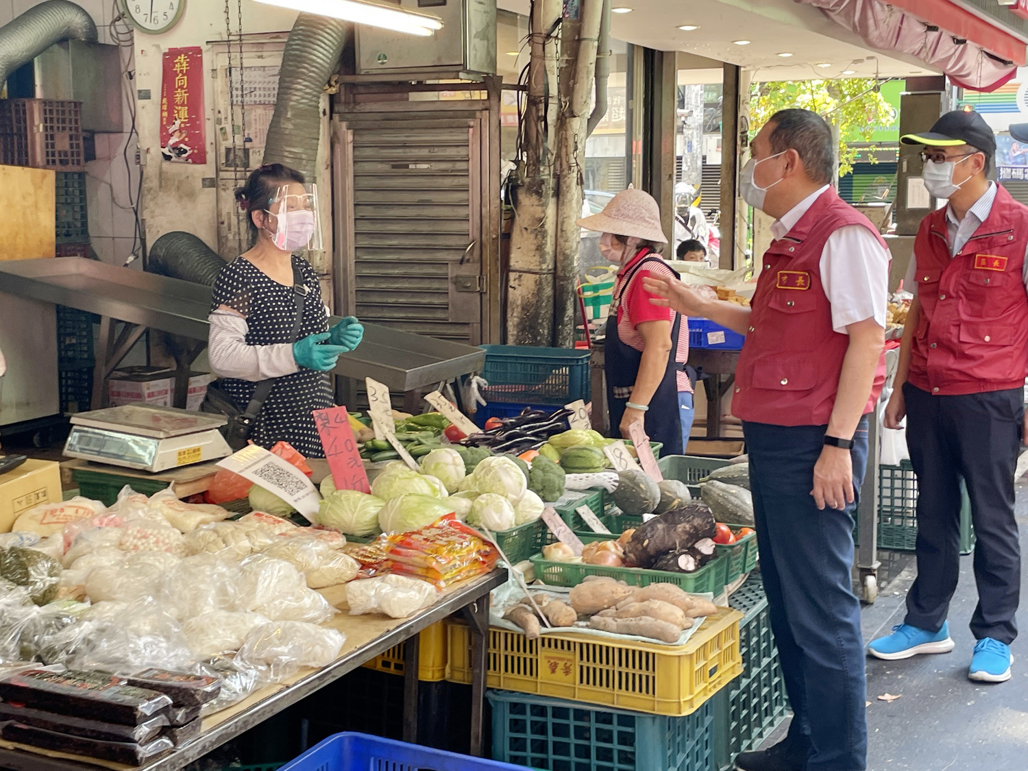 市場為民生消費第一線,目前持續實施出入口管制、實聯制、手部消毒、佩戴口罩、禁止內用等措施,後續也將持續依疫情最新變化調整相關作為。 圖:新北市市場處提供 市場為民生消費第一線,目前持續實施出入口管制、實聯制、手部消毒、佩戴口罩、禁止內用等措施,後續也將持續依疫情最新變化調整相關作為。 圖:新北市市場處提供