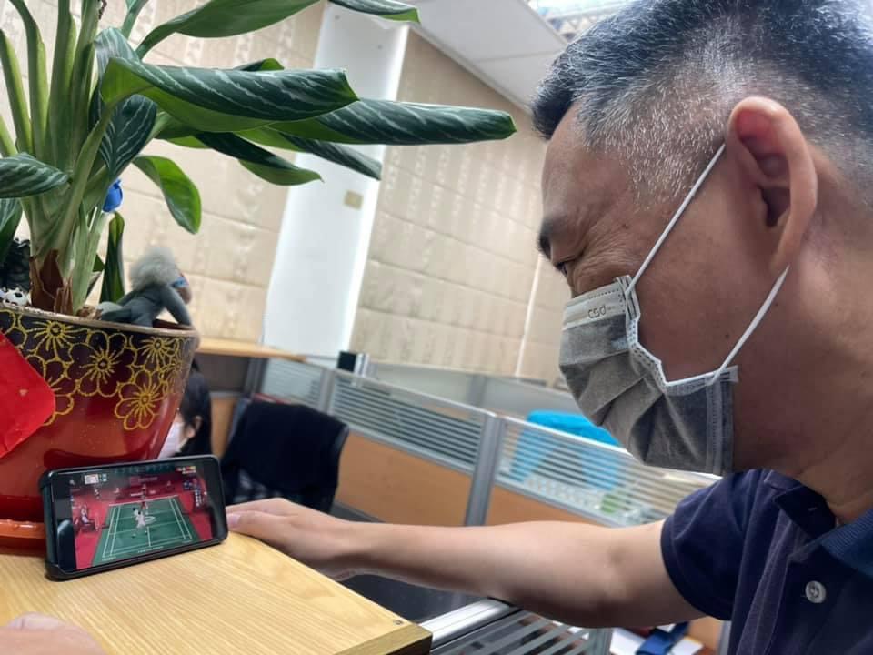 金門縣長楊鎮浯特別請假1小時觀賽。 圖:取自楊鎮浯臉書 金門縣長楊鎮浯特別請假1小時觀賽。 圖:取自楊鎮浯臉書