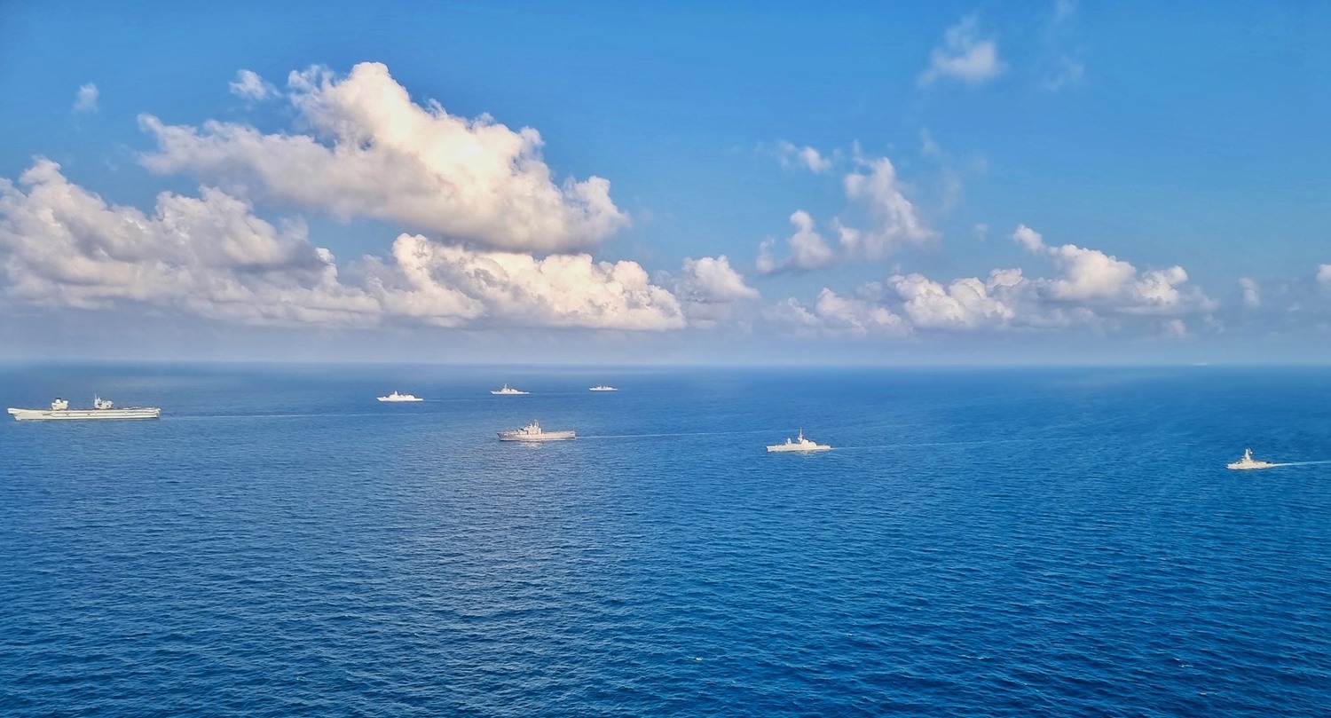 英國海軍「伊麗莎白女王號」航母打擊群與新加坡海軍進行「PASSEX」演習。 圖:翻攝Republic of Singapore Navy臉書 英國海軍「伊麗莎白女王號」航母打擊群與新加坡海軍進行「PASSEX」演習。 圖:翻攝Republic of Singapore Navy臉書