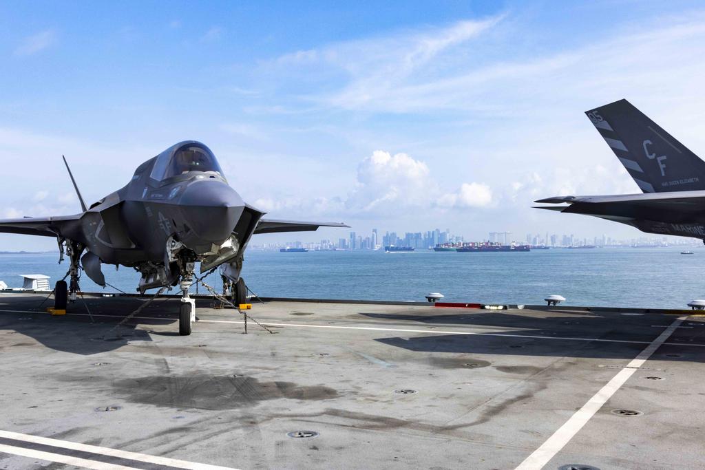 伊麗莎白女王號停靠在新加坡附近,主體是艦載的F-35B戰機,背景是新加坡的天際線。 圖:翻攝HMS Queen Elizabeth推特 伊麗莎白女王號停靠在新加坡附近,主體是艦載的F-35B戰機,背景是新加坡的天際線。 圖:翻攝HMS Queen Elizabeth推特