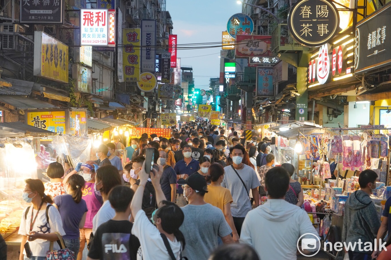 疫情警戒降級首日,基隆廟口夜市迎來兩個多月來首見的人潮,許多名店前擠滿了排隊人潮,人與人之間已無社交距離空間,處處摩肩擦踵到,人們脫下口罩,享受睽違多時的大快朵頤的快感!預料越晚越熱鬧。 圖:張良一/攝 疫情警戒降級首日,基隆廟口夜市迎來兩個多月來首見的人潮,許多名店前擠滿了排隊人潮,人與人之間已無社交距離空間,處處摩肩擦踵到,人們脫下口罩,享受睽違多時的大快朵頤的快感!預料越晚越熱鬧。 圖:張良一/攝