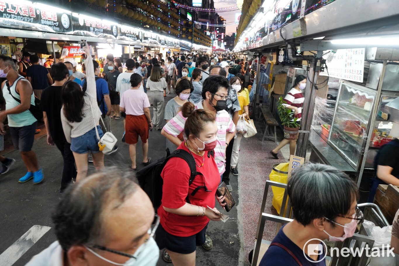疫情警戒降級首日,基隆廟口夜市迎來兩個多月來首見的人潮,許多名店前擠滿了排隊人潮,人與人之間已無社交距離空間,處處摩肩擦踵到,人們脫下口罩,享受睽違多時的大快朵頤的快感!預料越晚越熱鬧。 圖:張良一/攝 疫情警戒降級首日,基隆廟口夜市迎來兩個多月來首見的人潮,許多名店前擠滿了排隊人潮,人與人之間已無社交距離空間,處處摩肩擦踵到,人們脫下口罩,享受睽違多時的大快朵頤的快感!預料越晚越熱鬧。 圖:張良一/攝