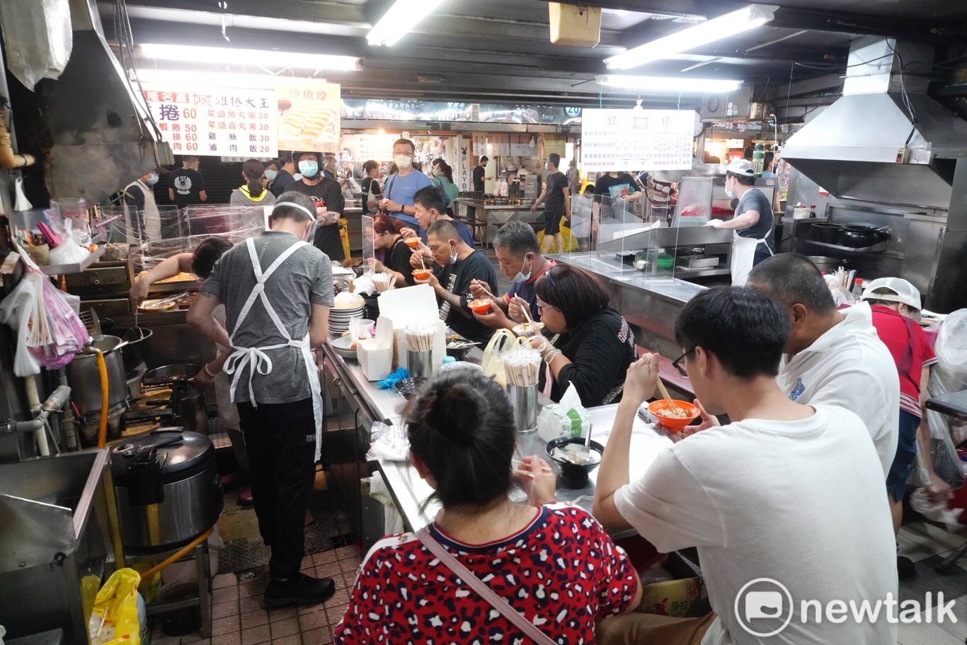 疫情警戒降級首日,基隆廟口夜市迎來兩個多月來首見的人潮,許多名店前擠滿了排隊人潮,人與人之間已無社交距離空間,處處摩肩擦踵到,人們脫下口罩,享受睽違多時的大快朵頤的快感!預料越晚越熱鬧。 圖:張良一/攝 疫情警戒降級首日,基隆廟口夜市迎來兩個多月來首見的人潮,許多名店前擠滿了排隊人潮,人與人之間已無社交距離空間,處處摩肩擦踵到,人們脫下口罩,享受睽違多時的大快朵頤的快感!預料越晚越熱鬧。 圖:張良一/攝