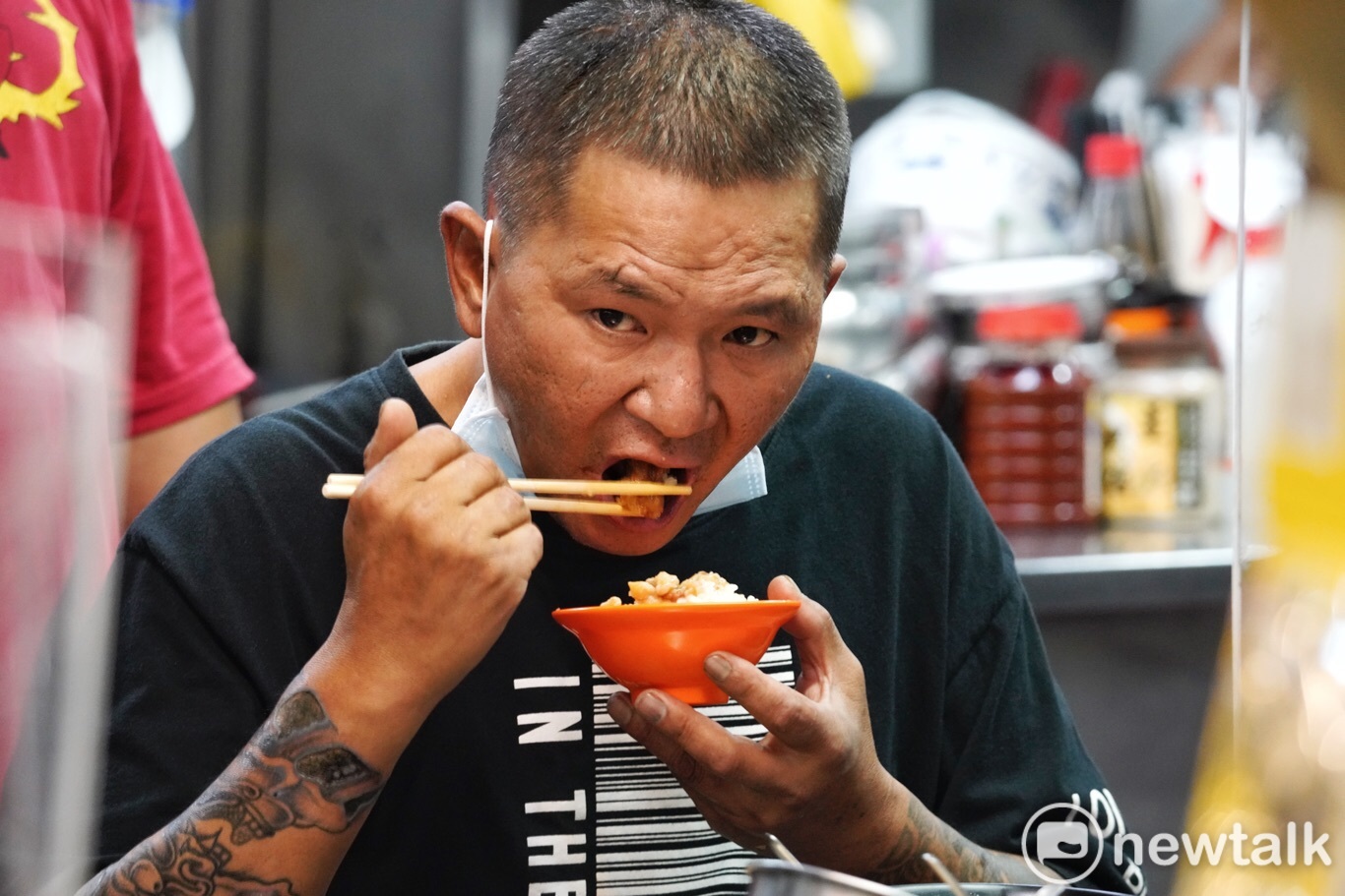 疫情警戒降級首日,基隆廟口夜市迎來兩個多月來首見的人潮,許多名店前擠滿了排隊人潮,人與人之間已無社交距離空間,處處摩肩擦踵到,人們脫下口罩,享受睽違多時的大快朵頤的快感!預料越晚越熱鬧。 圖:張良一/攝 疫情警戒降級首日,基隆廟口夜市迎來兩個多月來首見的人潮,許多名店前擠滿了排隊人潮,人與人之間已無社交距離空間,處處摩肩擦踵到,人們脫下口罩,享受睽違多時的大快朵頤的快感!預料越晚越熱鬧。 圖:張良一/攝
