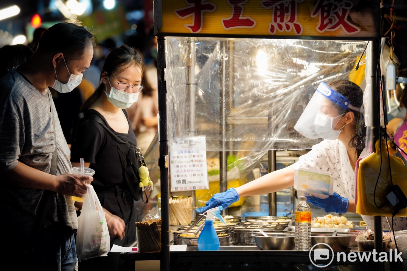 逛夜市的市民選購煎餃。 圖:張良一/攝 逛夜市的市民選購煎餃。 圖:張良一/攝