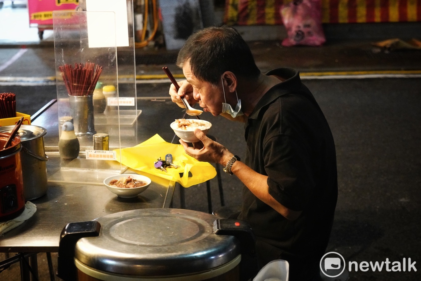 一位市民在鰻魚羹攤子享受鰻魚羹和滷肉飯美食。 圖:張良一/攝 一位市民在鰻魚羹攤子享受鰻魚羹和滷肉飯美食。 圖:張良一/攝