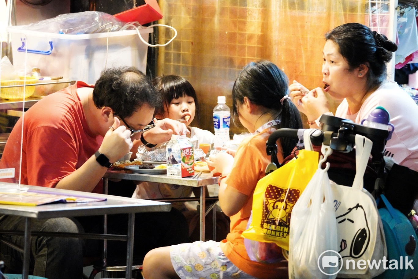 一家子一起享用夜市美食。 圖:張良一/攝 一家子一起享用夜市美食。 圖:張良一/攝