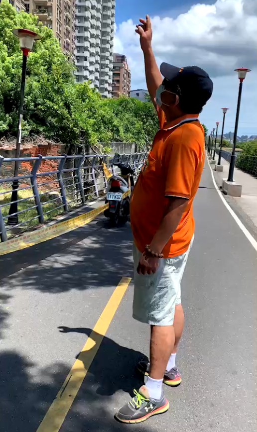 捕蜂達人陳耀基在現場查看蜂窩並拉設封鎖線。 圖:新北市動保處提供 捕蜂達人陳耀基在現場查看蜂窩並拉設封鎖線。 圖:新北市動保處提供
