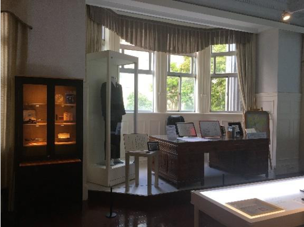 國史館表示,特色展件包括1988年李前總統以副總統身分繼任總統時宣誓就職穿著的西服、李前總統辦公桌、老花眼鏡、放大鏡、鋼筆組、名章等。 圖:國史館/提供 國史館表示,特色展件包括1988年李前總統以副總統身分繼任總統時宣誓就職穿著的西服、李前總統辦公桌、老花眼鏡、放大鏡、鋼筆組、名章等。 圖:國史館/提供