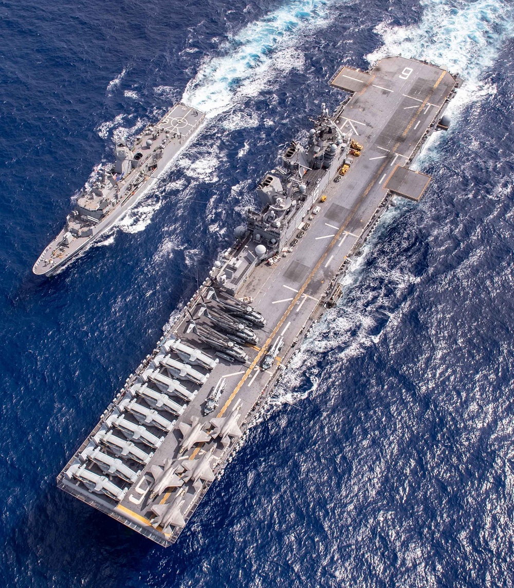 美軍兩棲攻擊艦「美利堅號(LHA-6)」為澳洲護衛艦「Ballarat(FFH-115)」併航加油。 圖:翻攝 U.S. Pacific Fleet推特 美軍兩棲攻擊艦「美利堅號(LHA-6)」為澳洲護衛艦「Ballarat(FFH-115)」併航加油。 圖:翻攝 U.S. Pacific Fleet推特