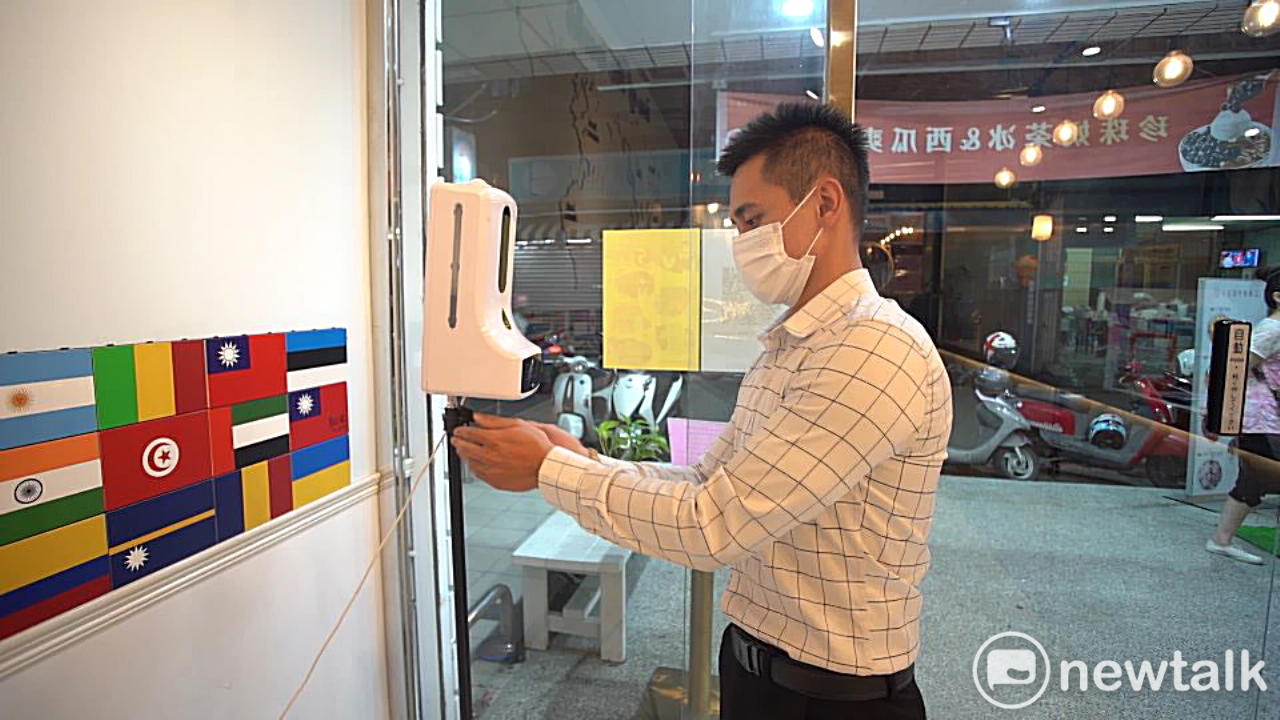 開放餐飲內用,民眾配合防疫規範,包括實聯制、入店前消毒。 圖:林昀真/攝 開放餐飲內用,民眾配合防疫規範,包括實聯制、入店前消毒。 圖:林昀真/攝