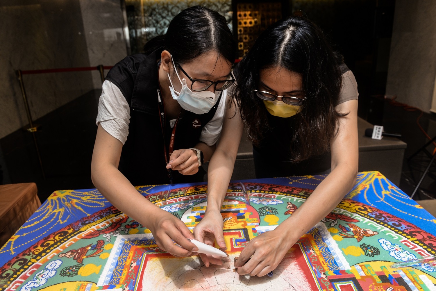 將天然礦物彩沙裝進小玻璃瓶中,作為世界宗教博物館的迎賓禮物。 圖:世界宗教博物館提供 將天然礦物彩沙裝進小玻璃瓶中,作為世界宗教博物館的迎賓禮物。 圖:世界宗教博物館提供