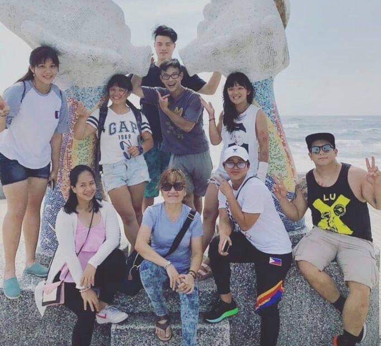 狄亞茲(前排右2)最喜歡跟同學一起出遊。 圖:高市鼓山高中提供 狄亞茲(前排右2)最喜歡跟同學一起出遊。 圖:高市鼓山高中提供