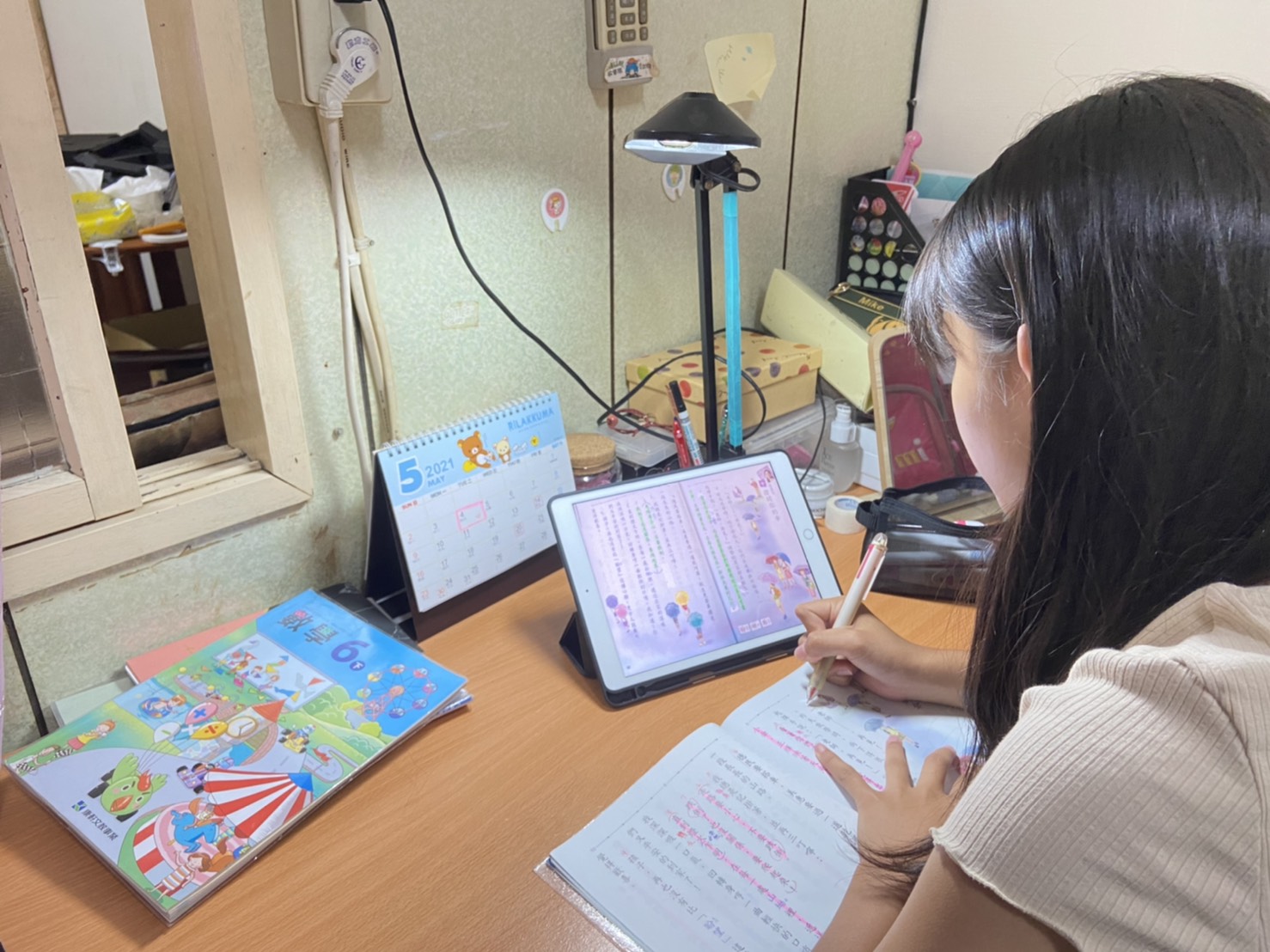 視訊教學攝影機可直接拍攝課本,清晰呈現教材畫面。 圖:新北市教育局提供 視訊教學攝影機可直接拍攝課本,清晰呈現教材畫面。 圖:新北市教育局提供