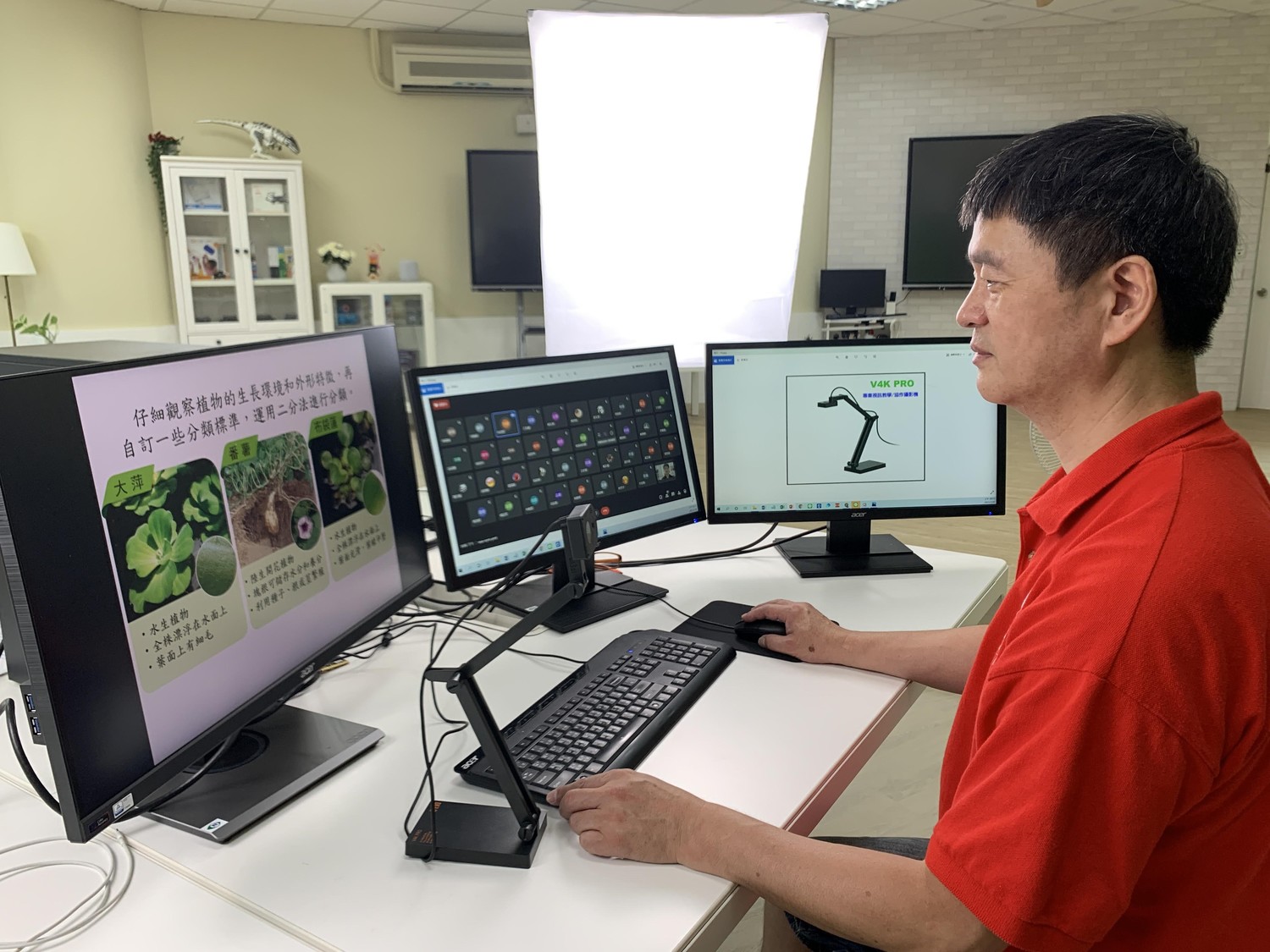 呂聰賢老師運用視訊教學攝影機授課。 圖:新北市教育局提供 呂聰賢老師運用視訊教學攝影機授課。 圖:新北市教育局提供