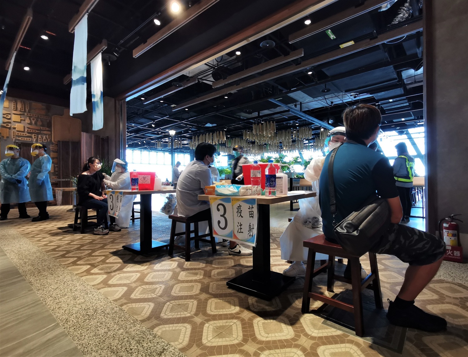 桃機貨運人員依序接種疫苗,接種站動線順暢秩序良好。 圖:桃園國際機場提供 桃機貨運人員依序接種疫苗,接種站動線順暢秩序良好。 圖:桃園國際機場提供
