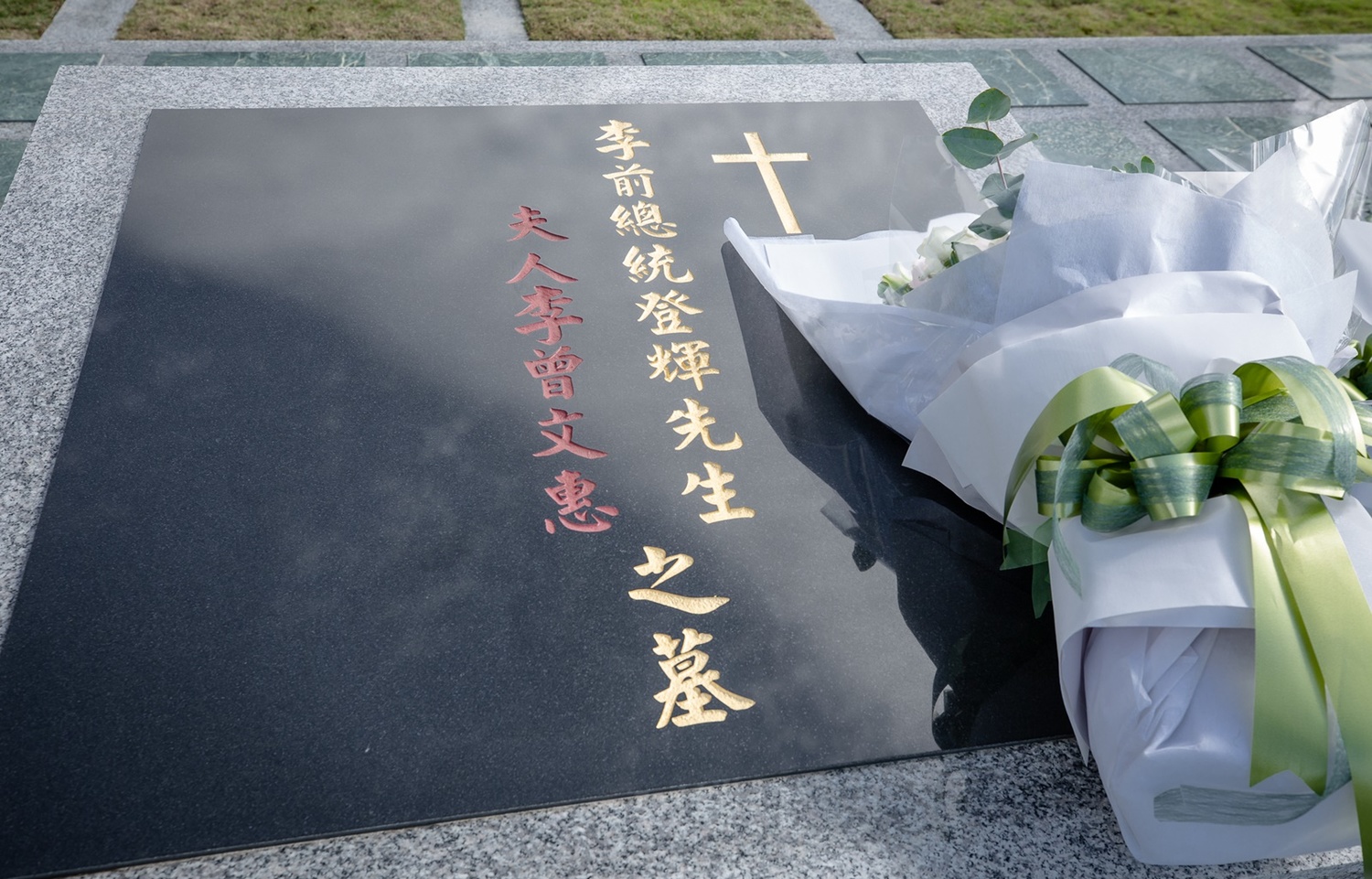 總統蔡英文率領副總統賴清德等人30日前往五指山公墓向已故總統李登輝致祭 圖:總統府提供 總統蔡英文率領副總統賴清德等人30日前往五指山公墓向已故總統李登輝致祭 圖:總統府提供