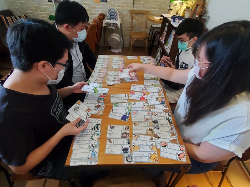 輔導青年就業的過程,以團體輔導課程進行職業牌卡施測 圖:新北市就服處提供 輔導青年就業的過程,以團體輔導課程進行職業牌卡施測 圖:新北市就服處提供