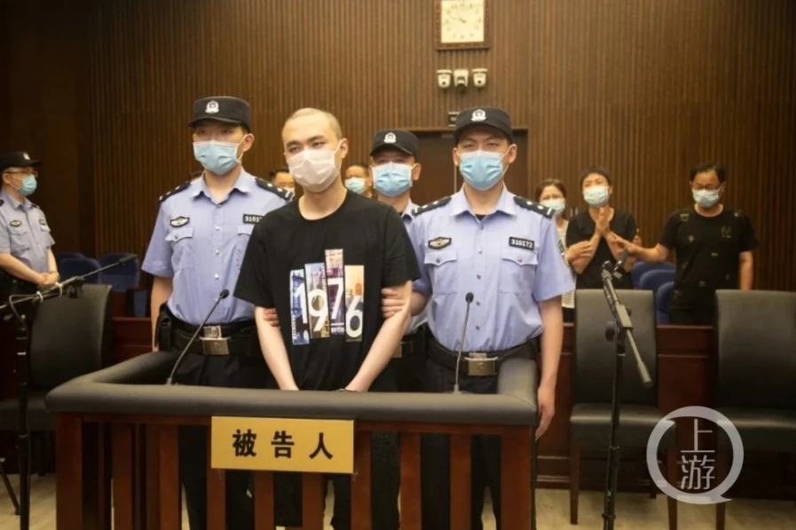 殺害劉敏的凶手就是其丈夫嚴豪傑。當天他因向劉敏索要25萬元嫁妝還賭債,被拒絕後下了毒手。此案在2020年11月19日於上海市第一中級人民法院開庭。 圖:翻攝自上游新聞 殺害劉敏的凶手就是其丈夫嚴豪傑。當天他因向劉敏索要25萬元嫁妝還賭債,被拒絕後下了毒手。此案在2020年11月19日於上海市第一中級人民法院開庭。 圖:翻攝自上游新聞