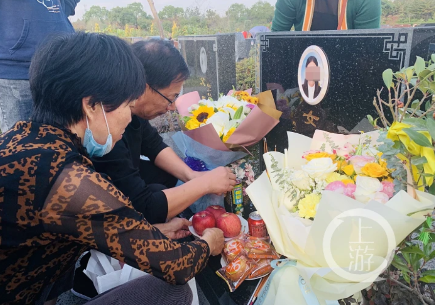 2020年11月19日,開庭前夕劉敏父母帶著女兒喜歡的食品去祭拜。 圖:翻攝自上游新聞 2020年11月19日,開庭前夕劉敏父母帶著女兒喜歡的食品去祭拜。 圖:翻攝自上游新聞
