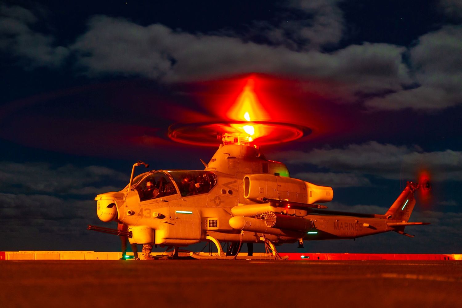 美國海軍陸戰隊第31遠征部隊暗夜在艦上進行直升機整備作業。 圖:翻攝 III MEF Marines推特 美國海軍陸戰隊第31遠征部隊暗夜在艦上進行直升機整備作業。 圖:翻攝 III MEF Marines推特